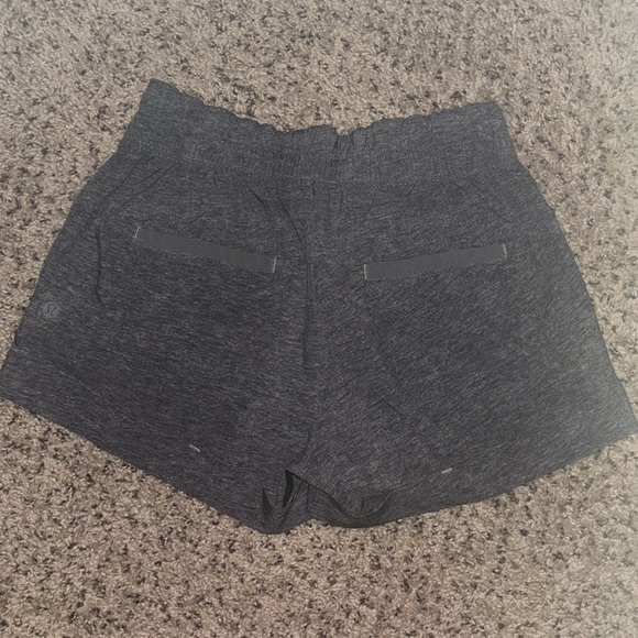 Lululemon Women’s Gray Spring Break Away Short size 4 - Picture 3 of 5